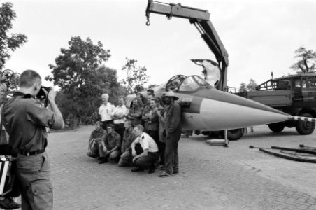 Groepsfoto voor de straaljager, Bestanddeelnr 934-4882