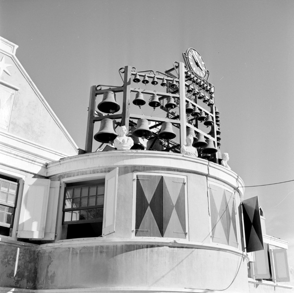 Het Curaçaos Museum in Willemstad met het carillon, Bestanddeelnr 252-2757