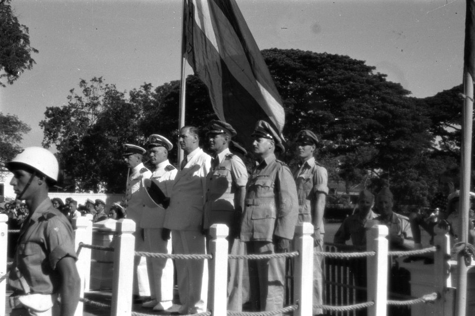 Het defilé werd afgenomen door vlnr. vice-admiraal Pinke, P.J.A. Idenburg, gener, Bestanddeelnr 11947
