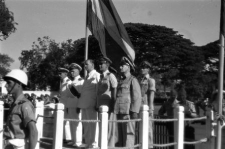 Het defilé werd afgenomen door vlnr. vice-admiraal Pinke, P.J.A. Idenburg, gener, Bestanddeelnr 11947