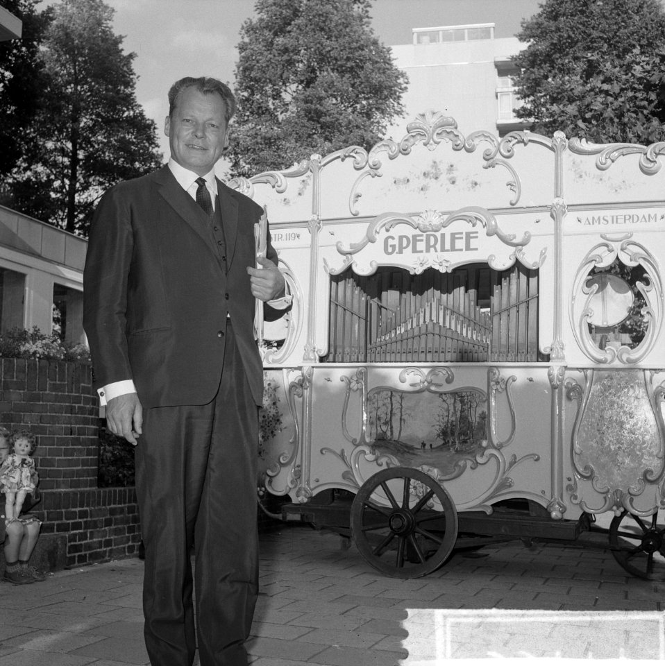 Het congres van de SAI te Amsterdam Willy Brandt bij draaiorgel, Bestanddeelnr 915-5114