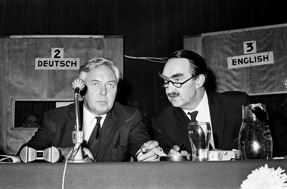 Het congres van de SAI te Amsterdam Links de secretaris Albert Carthy met recht, Bestanddeelnr 915-5144