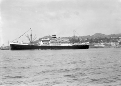 Het cruiseschip MS Colombia van de KNSM in de haven van Funchal, Madeira, Bestanddeelnr 190-0586