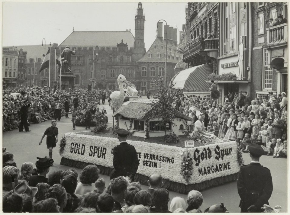 Het bloemencorso trekt onder grote belangstelling door de stad., NL-HlmNHA 54010456