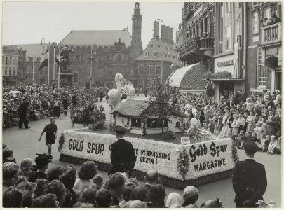 Het bloemencorso trekt onder grote belangstelling door de stad., NL-HlmNHA 54010456