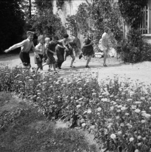 Groep kinderen rennen in een rij, Bestanddeelnr 900-5900