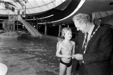 Het Amsterdamse De Mirandabad, dat 2 jaar open is kreeg miljoenste bezoeker Lo…, Bestanddeelnr 931-2593