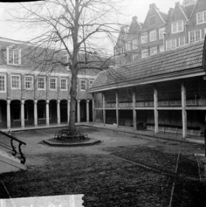 Het binnenpleintje met op achtergrond 18e eeuwse gebouw met poortjes, Bestanddeelnr 916-1420