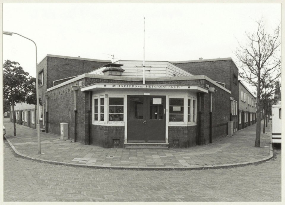 Het badhuis (4e badhuis van het Groene Kruis) aan het Drilsmaplein hoek Hofdijkstraat, ziende naar het zuidwesten. NL-HlmNHA 54011463