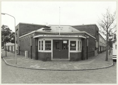 Het badhuis (4e badhuis van het Groene Kruis) aan het Drilsmaplein hoek Hofdijkstraat, ziende naar het zuidwesten. NL-HlmNHA 54011463