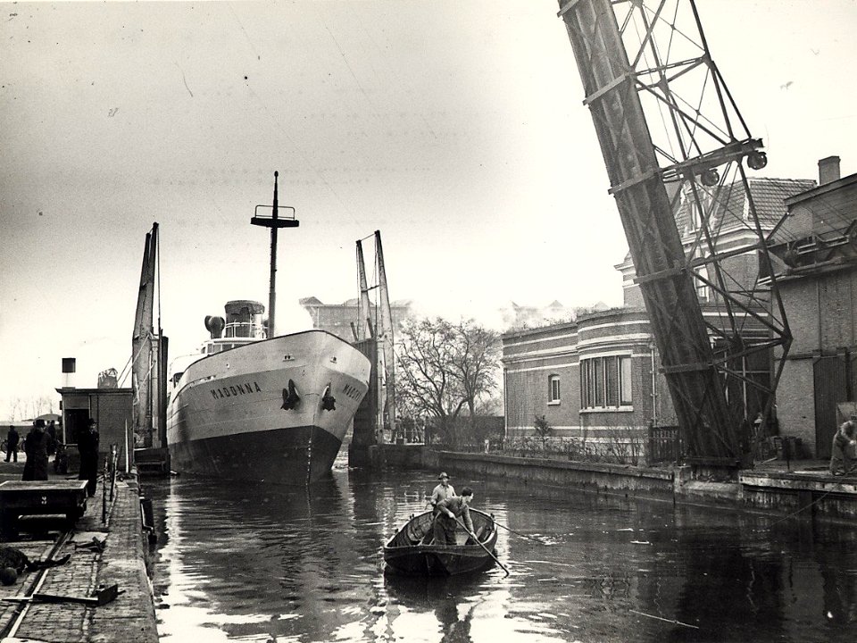 Het bij de werf Holland Nautic verbouwde schip Madonna, tijdens het verlaten van de werfhaven, ziende naar het oosten. Aangekocht in 1977 van fotograaf C. de Boer. Identificatienummer 54-005, NL-HlmNHA 54005495