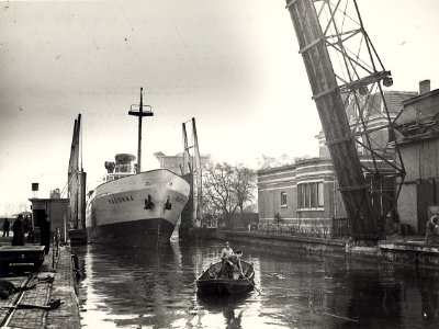 Het bij de werf Holland Nautic verbouwde schip Madonna, tijdens het verlaten van de werfhaven, ziende naar het oosten. Aangekocht in 1977 van fotograaf C. de Boer. Identificatienummer 54-005, NL-HlmNHA 54005495