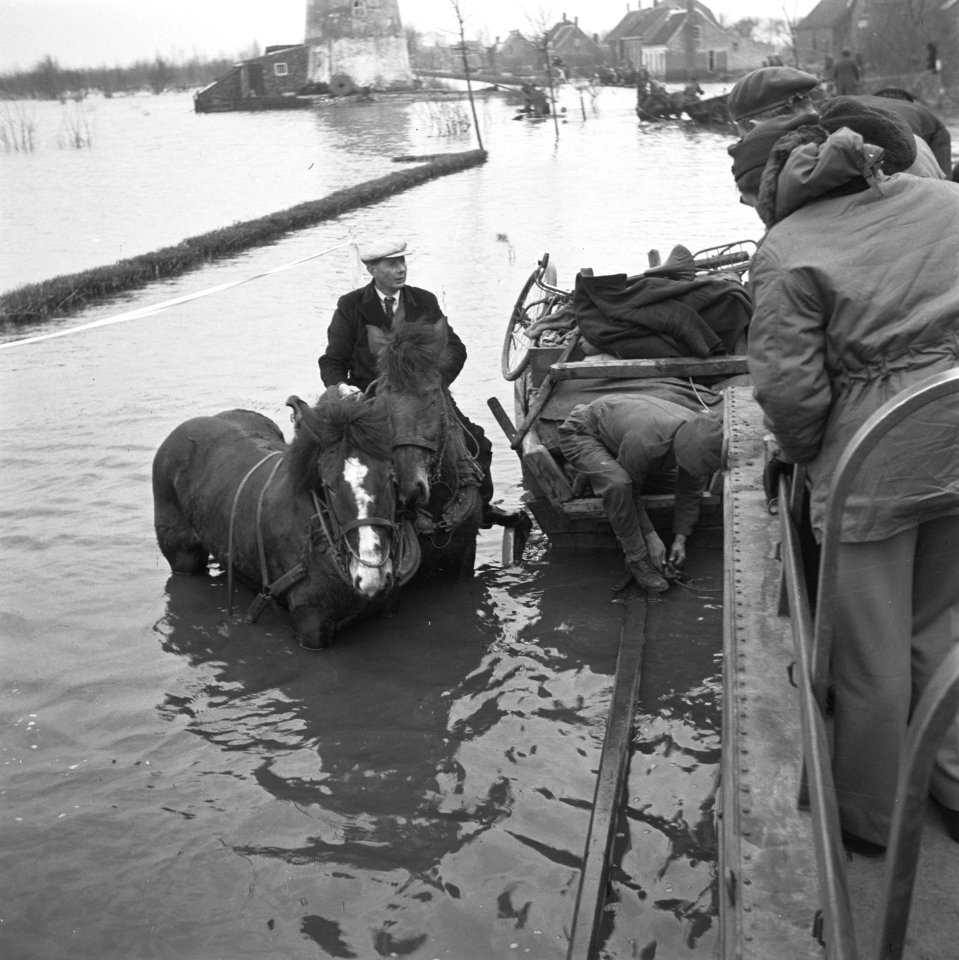 Het bezoek gaat per DUKW (amfibievoertuig) Ter hoogte van Sint Laurens, Bestanddeelnr 900-2361