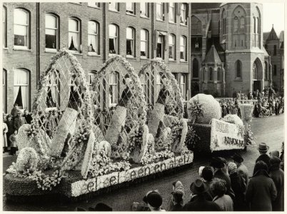 Het bloemenscorso in Lisse. Op de achtergrond de kerk. NL-HlmNHA 54011039
