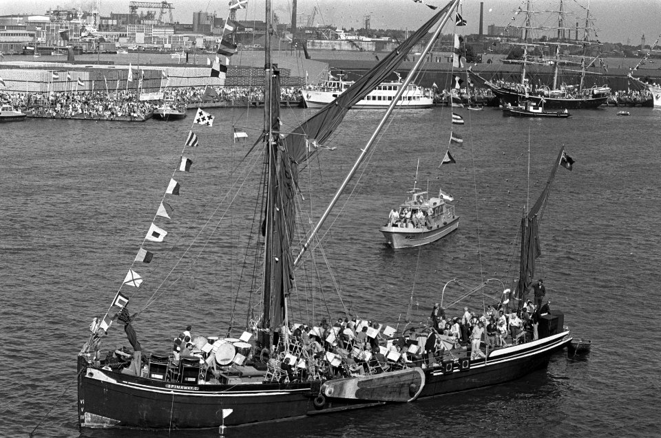Het Amsterdams Philharmonisch Orkest speelt Watermusic op het Engelse schip …, Bestanddeelnr 928-1057