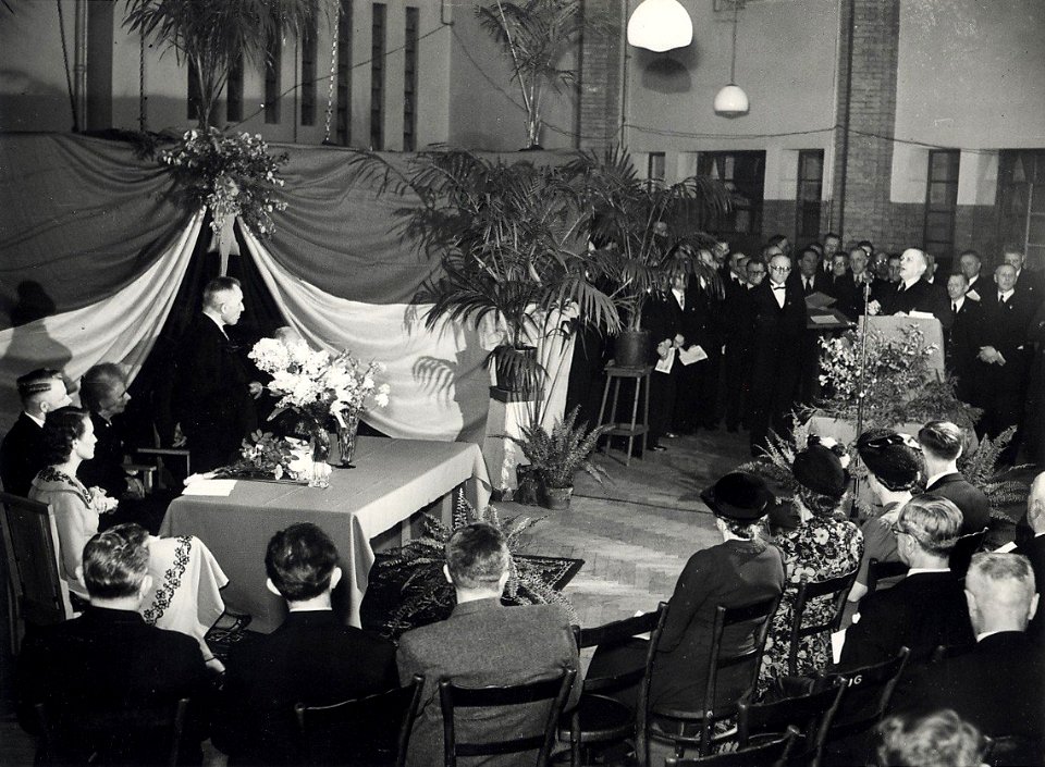 Het afscheid van Dhr. F. Smit, directeur van het postkantoor aan de Gedempte Oude Gracht, pensioengerechtigd neemt hij afscheid van het personeel op 26 februari 1949. Aangekocht in 1977 van , NL-HlmNHA 54010752
