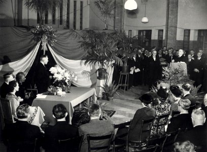 Het afscheid van Dhr. F. Smit, directeur van het postkantoor aan de Gedempte Oude Gracht, pensioengerechtigd neemt hij afscheid van het personeel op 26 februari 1949. Aangekocht in 1977 van , NL-HlmNHA 54010752