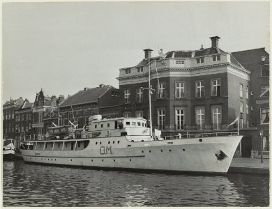 Het contactschip Van der Steng van het Algemeen Nederlandsch Comité Onze Marine in het Spaarne voor het gebouw van de Hollandse Maatschappij der Wetenschappen, het Hodshonhuis. NL-HlmNHA 54010646
