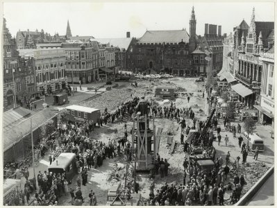 Het beeld van Lourens Jansz. Coster wordt verplaatst bij een herinrichting van de Grote Markt photo