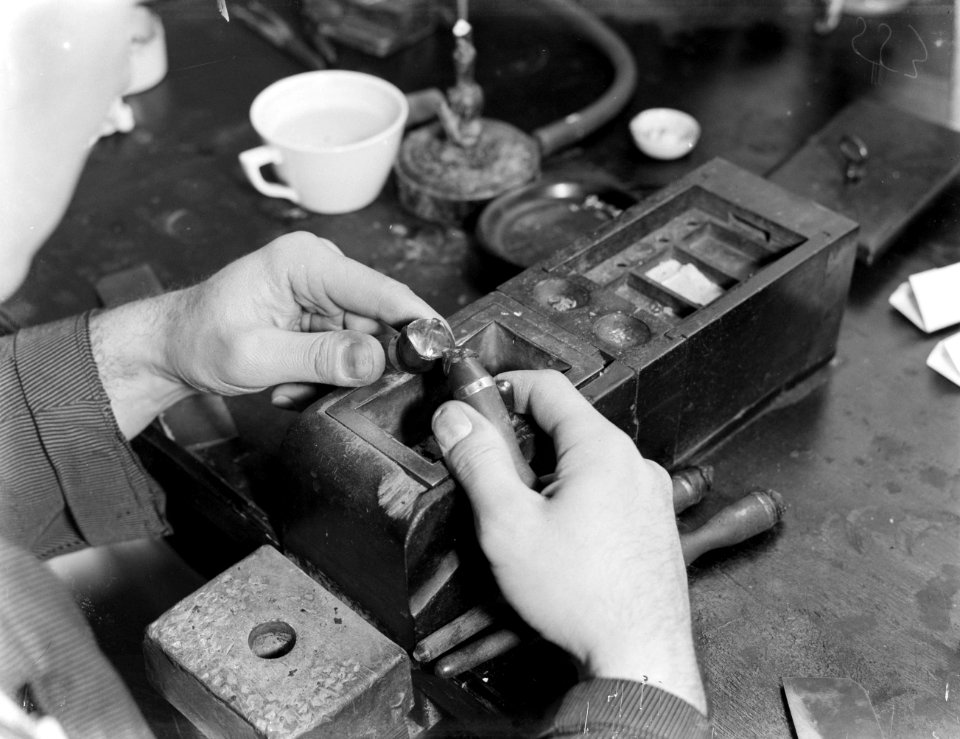 Het bewerken van de diamant bij Van Moppes in Amsterdam, Bestanddeelnr 252-0330