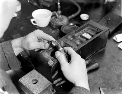 Het bewerken van de diamant bij Van Moppes in Amsterdam, Bestanddeelnr 252-0330