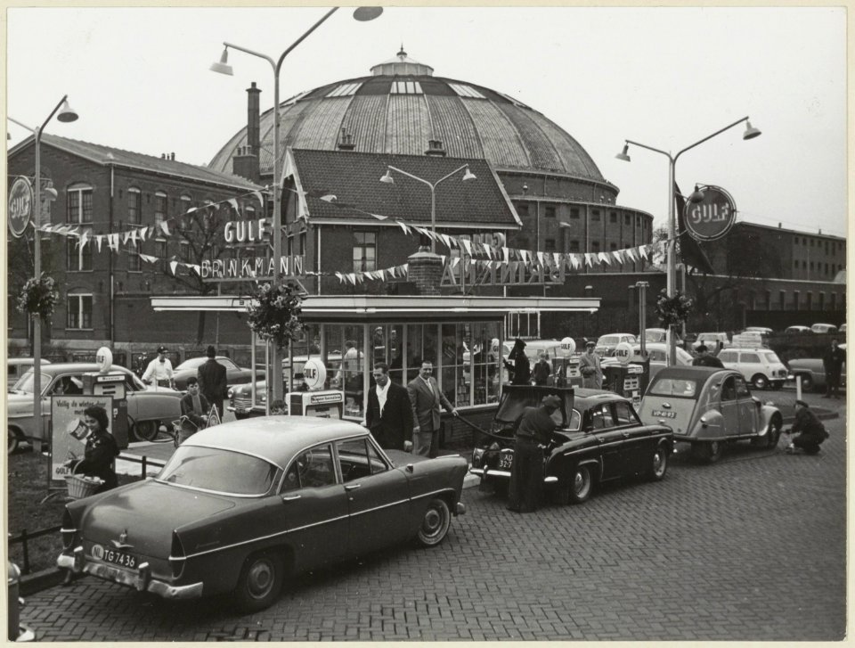 Het benzinestation van garage Brinkmann aan de Papentorenvest met zicht op de koepelgevangenis. NL-HlmNHA 54004196