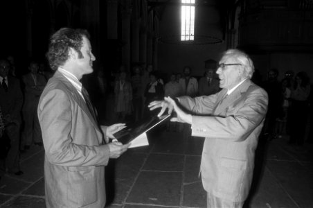 Het boek Amsterdam 700 jaar lusthof van Cor Kee (r) wordt aangeboden aan de wethouder Treumann in de Oude Kerk te Amsterdam, Bestanddeelnr 928-1079