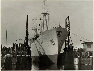 Het bij de Haarlemse Scheepsbouw Maatschappij voor Frankrijk gebouwde motoschip Safi heeft een breedte van 11.99 m. terwijl de Grote Sluis 12.07 m. breed is na het verwijderen van de brugdek, NL-HlmNHA 54005553