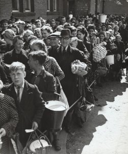 Het Amsterdamse publiek koopt gretig het nieuw aangekomen voedsel, Bestanddeelnr 512 067