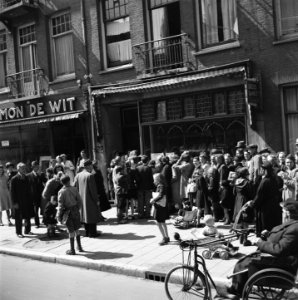 Het Amsterdamse publiek koopt gretig het nieuw aangekomen voedsel, Bestanddeelnr 900-3356