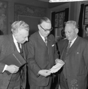 Het bestuur van de stichting, v.l.n.r. J.G. Wertheim, de oprichter, professor V…, Bestanddeelnr 918-4796