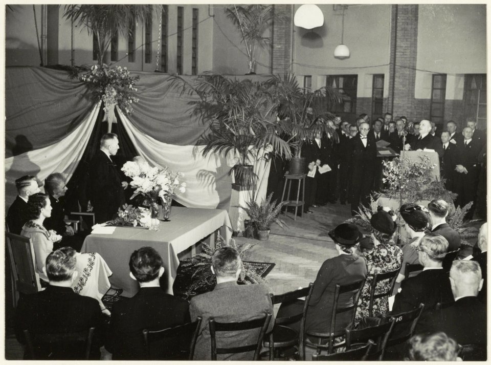 Het afscheid van Dhr. F. Smit, directeur van het postkantoor aan de Gedempte Oude Gracht, pensioengerechtigd neemt hij afscheid van het personeel op 26 februari 1949, NL-HlmNHA 54011010
