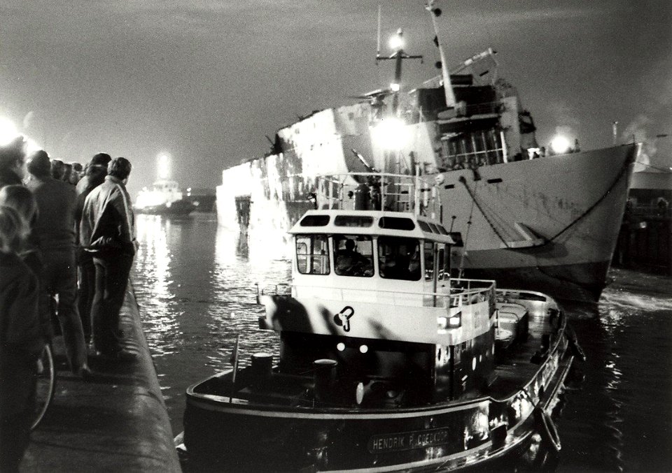 Het binnenslepen van de Britse veerboot de European Gateway, in de Noordersluis. NB. De European Gateway die na een aanvaring was gezonken voor de Britse kust, werd geborgen door de Firma Wijsmuller. 