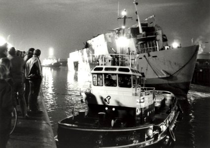 Het binnenslepen van de Britse veerboot de European Gateway, in de Noordersluis. NB. De European Gateway die na een aanvaring was gezonken voor de Britse kust, werd geborgen door de Firma Wijsmuller. 