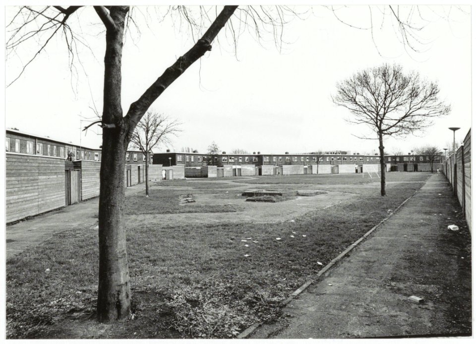 Het binnenplein het Groene Hart in de Harmenjansbuurt, voordat het voor de laatste keer gerenoveerd werd. NL-HlmNHA 54035175