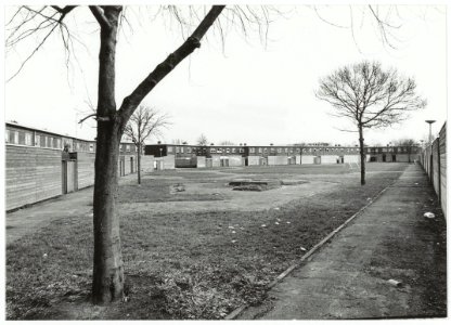 Het binnenplein het Groene Hart in de Harmenjansbuurt, voordat het voor de laatste keer gerenoveerd werd. NL-HlmNHA 54035175