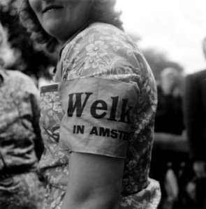 Het Amsterdamse publiek koopt gretig het nieuw aangekomen voedsel, Bestanddeelnr 900-3372
