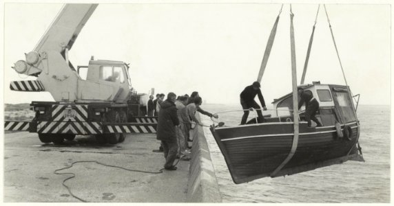Het bergen van een plezierjachtje. NL-HlmNHA 54015688