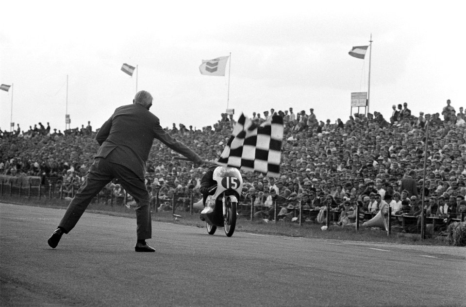 Het afvlaggen van Dave Simmonds, de winnaar van de 125cc, Bestanddeelnr 922-5835