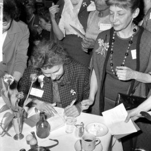 Groep van 65 dames uit Amerika in Nederland om te demonstreren tegen NATO, aanko, Bestanddeelnr 916-4304