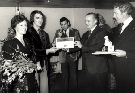 Het casino verwelkomt de 100ste bezoeker. Aangekocht in 1977 van fotograaf C. de Boer. Identificatienummer 54-004862, NL-HlmNHA 54004862