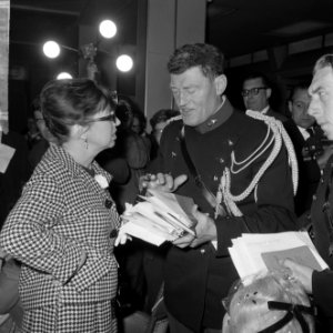 Groep van 65 dames uit Amerika in Nederland om te demonstreren tegen NATO, aanko, Bestanddeelnr 916-4298