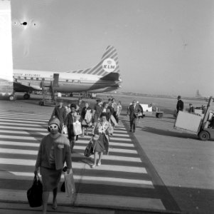 Groep van 65 dames uit Amerika in Nederland om te demonstreren tegen NATO, aanko, Bestanddeelnr 916-4299