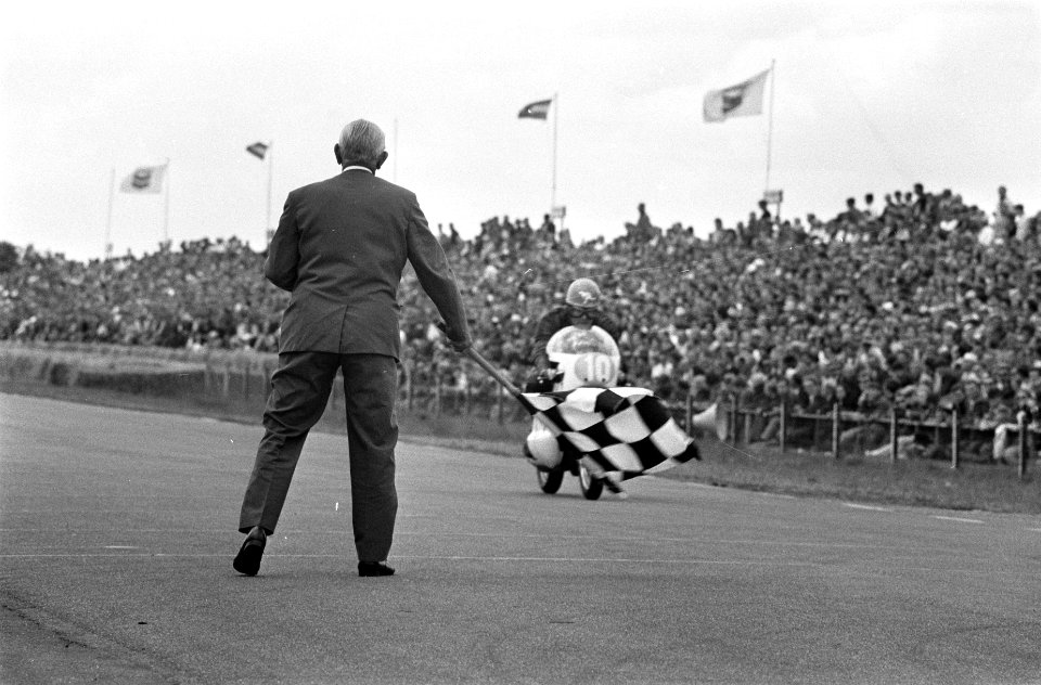 Het afvlaggen van de winnaar, Giacomo Agostini, Bestanddeelnr 922-5840