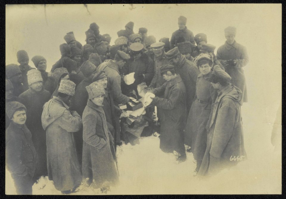 Groep Russische militairen pakt pakketjes uit in de sneeuw, Bestanddeelnr 158-0528