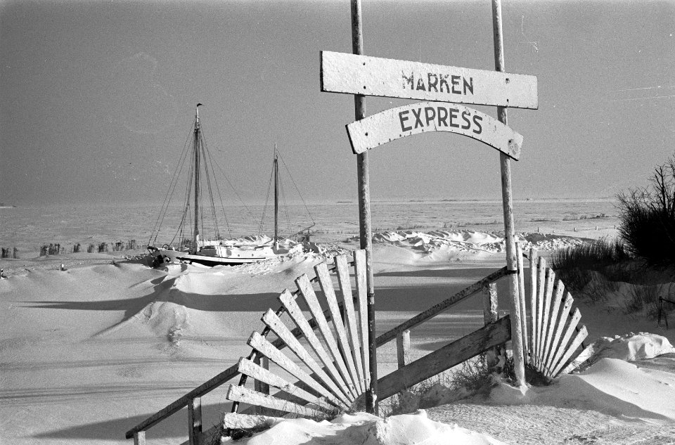 Het Amsterdamse IJ met zwaar drijfijs. De Marken Express, Bestanddeelnr 914-7165