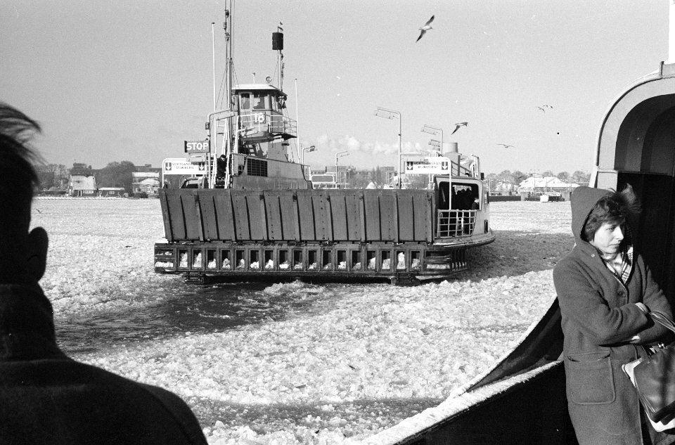 Het Amsterdamse IJ met zwaar drijfijs. Veerpont in Amsterdamse IJ, Bestanddeelnr 914-7162
