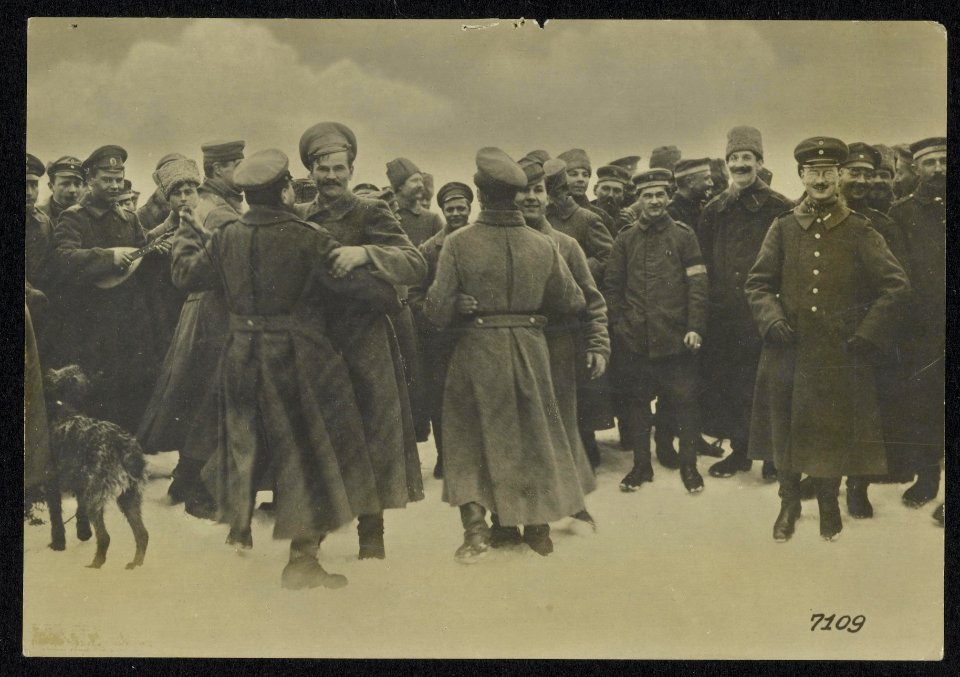 Groep Russische militairen viert feest in de sneeuw met muziek, Bestanddeelnr 158-0527