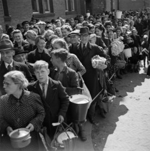 Het Amsterdamse publiek koopt gretig het nieuw aangekomen voedsel, Bestanddeelnr 900-3362