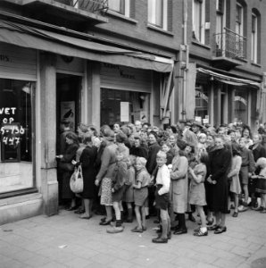Het Amsterdamse publiek koopt gretig het nieuw aangekomen voedsel, Bestanddeelnr 900-3359